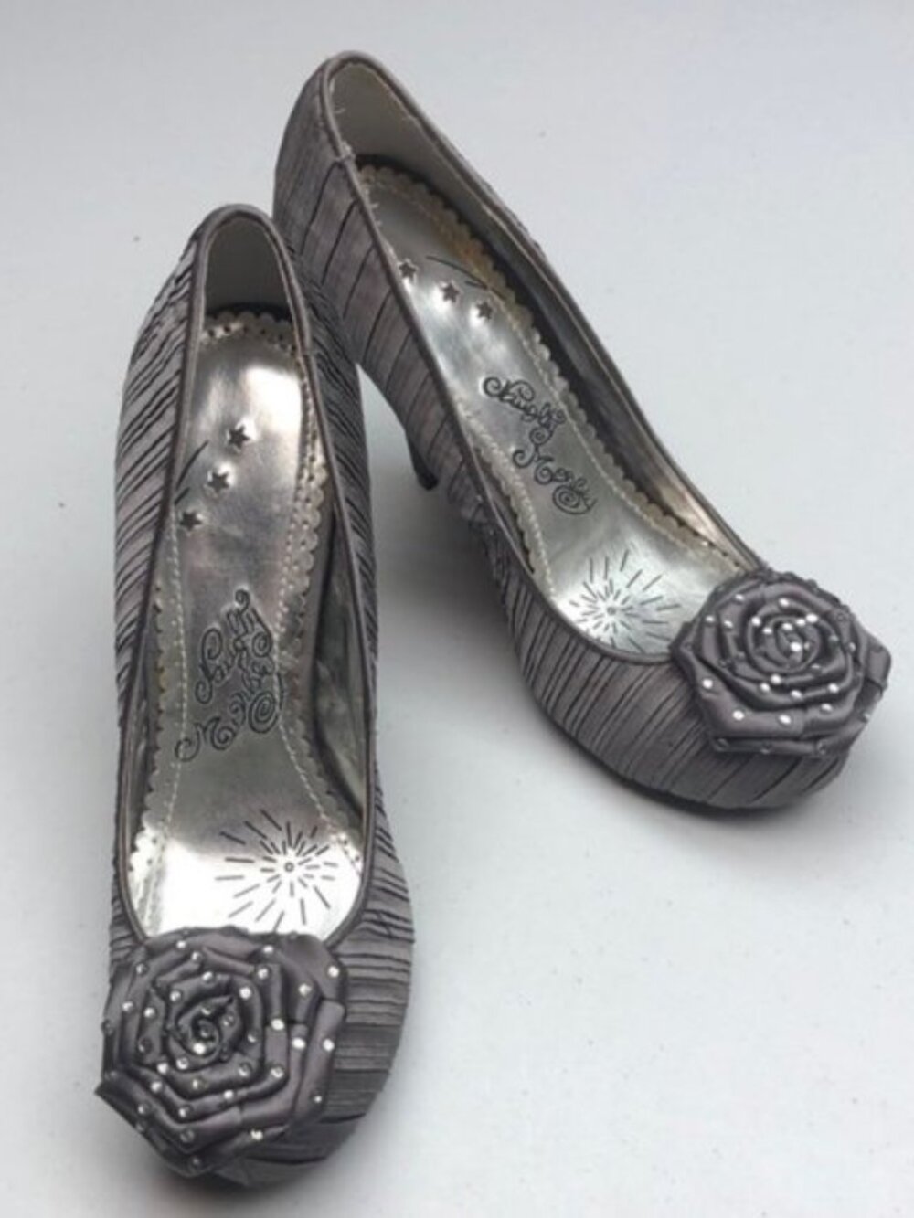 LIKE NEW NAUGHTY MONKEY PLATINUM FABRIC SZ US9 4.5” HEELS ⭐️